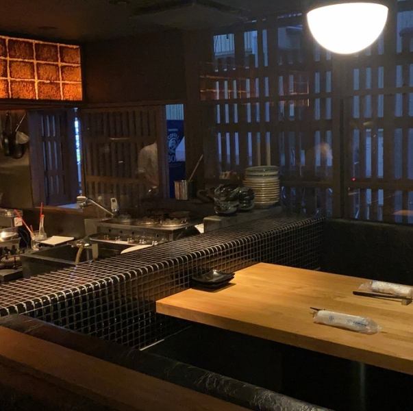 [On the way home from work in a calm atmosphere] The interior of the renovated old townhouse has an outstanding atmosphere. ★ The counter table seats with a smoked scent are a calm space created by the dim light of the downlight.