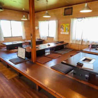 広々としたテーブル席は、6名様掛けが2卓ございます。ご友人との気軽な食事や、ご家族でのご利用に最適です。ゆったりと落ち着いた空間で、当店自慢の美味しい焼肉と楽しい会話を心ゆくまでお楽しみください。