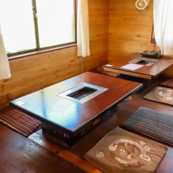 靴を脱いでくつろげる小上がり席は、4名様掛けが6卓ございます。小さなお子様連れのご家族や、リラックスして食事を楽しみたい方に特におすすめです。アットホームな雰囲気の中で、心ゆくまでおくつろぎください。