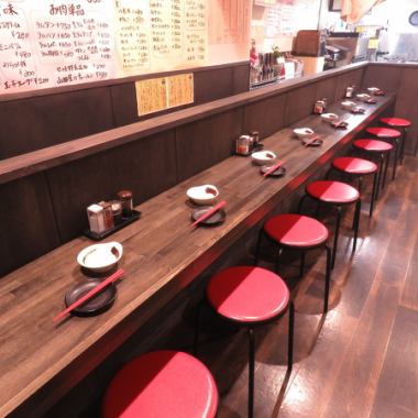 カウンター席はお１人様から２名様などの少人数でのご来店にオススメ！落ち着いた空間の中で、是非ごゆっくり食事をお楽しみください♪卓上の調味料で、味変もお試しあれ！