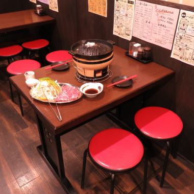 テーブルは移動が可能で、様々な人数のご対応が可能です！ふらっとでも宴会でも、シーンに合わせてご利用下さい☆みんなでジンギスカンを囲めば、お酒がすすむ事間違いなし！？