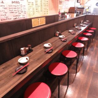 カウンター席はお１人様から２名様などの少人数でのご来店にオススメ！落ち着いた空間の中で、是非ごゆっくり食事をお楽しみください♪