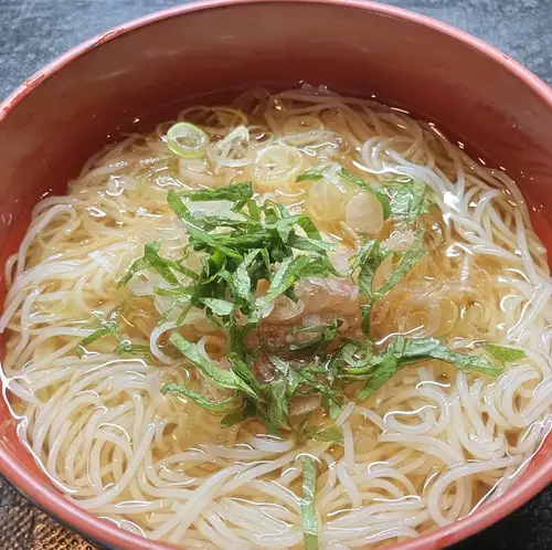配上大量調味料的素麵