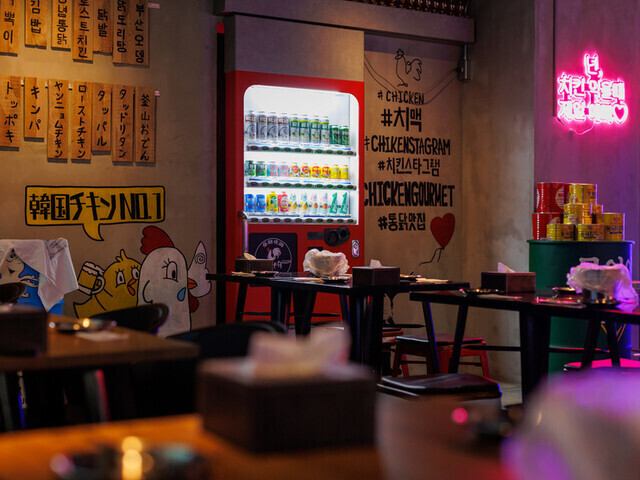 落ち着いた雰囲気の店内には明るいポップなネオンが光り、空間を演出。お仕事帰りのお食事からデートや女子会など、様々シチュエーションでご利用いただけます。メニューも幅広くご用意しており、辛いものが苦手な方向けの優しいメニューもご用意しております。