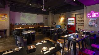 The bright interior is decorated with pop neon lights and has three tables that can seat six people.These table seats can be used for a variety of occasions, such as banquets, drinking parties, girls' nights out, and mommy get-togethers.We can flexibly adjust seating according to the number of people, so it can be used for any gathering.