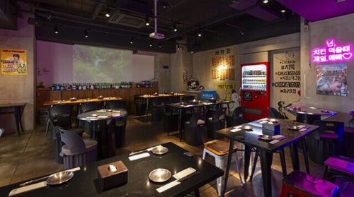 The bright interior is decorated with pop neon lights and has three tables that can seat six people.These table seats can be used for a variety of occasions, such as banquets, drinking parties, girls' nights out, and mommy get-togethers.We can flexibly adjust seating according to the number of people, so it can be used for any gathering.