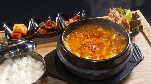 ≪メイン料理にも〆の一食としても最適◎≫ スンドゥブチゲ ￥1,320（税込）