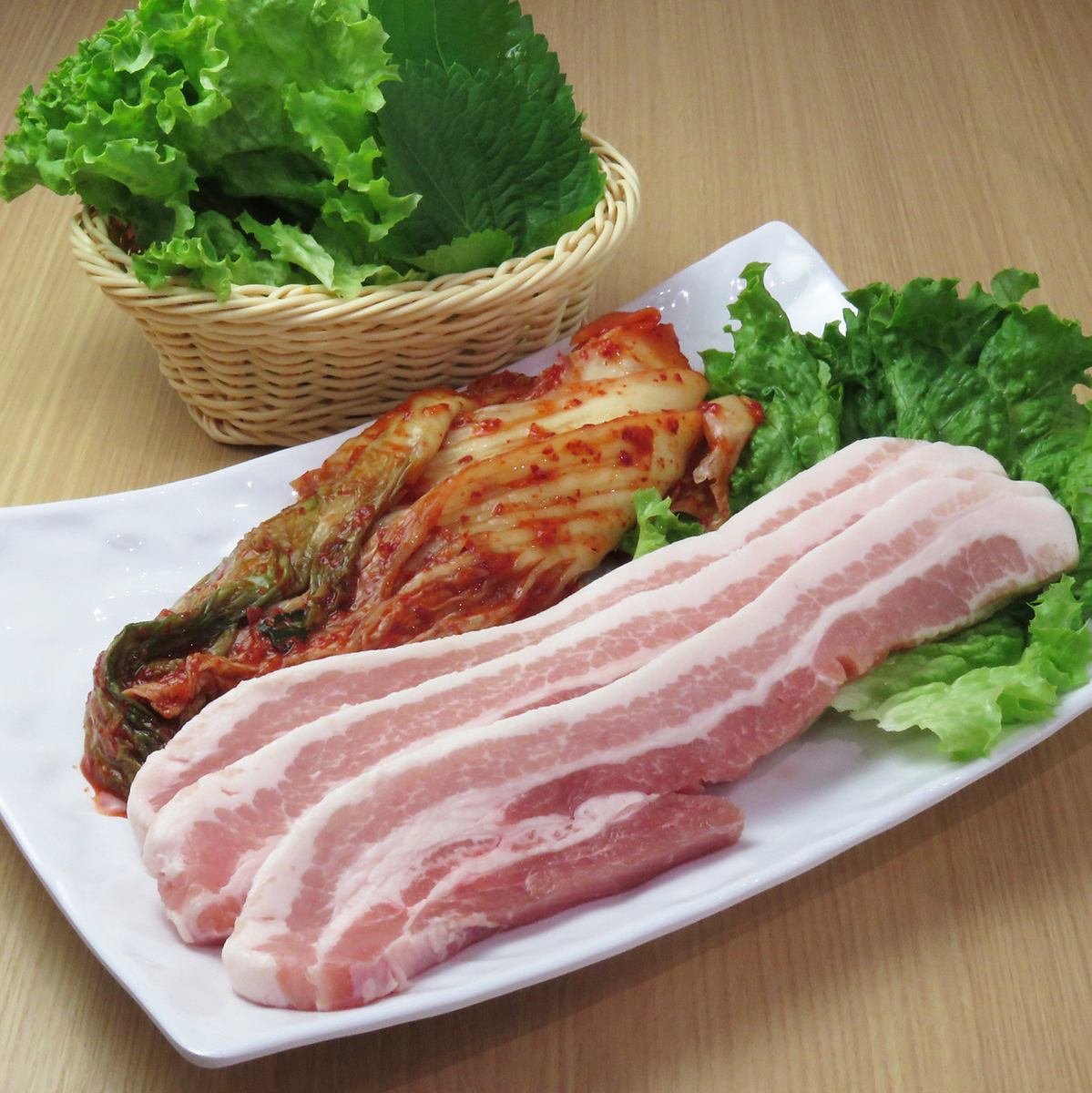 定番サムギョプサルをはじめ、チゲや韓国冷麺・石焼ビビンバも◎