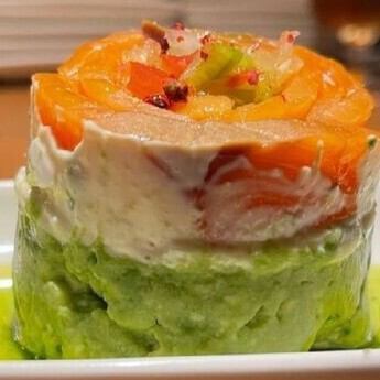 "Smoked salmon and avocado tartare" is an irresistible combination of avocado and salmon with a melt-in-your-mouth texture