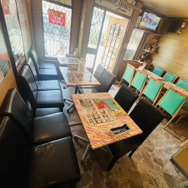 【15名様から店舗貸切OK!】春日野道駅からアクセス抜群の当店では、15名様から最大19名様までの貸切に対応!レイアウト自在なテーブル席は、会社宴会やサークルの打ち上げ、ご家族の集まりなど様々なシーンにぴったりです。スパイス溢れる本格インド・ネパール料理と充実の飲み放題で、特別なご宴会をお楽しみください!