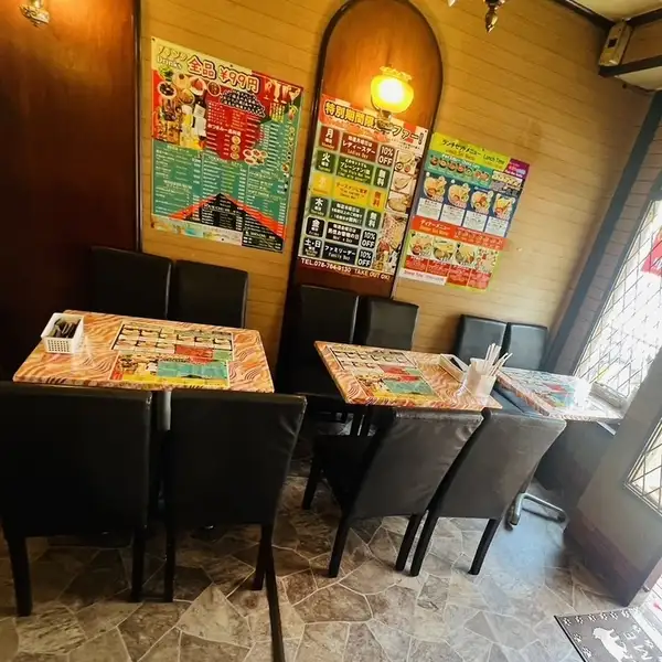 【お仕事帰りのサク飲みや日常使いに♪】落ち着いた灯りが包む居心地の良いお席で、一日の疲れを癒やす美味しいディナータイムをどうぞ。お酒に合うスパイシーなおつまみメニューや出来立て熱々のナン、本格カレーが勢ぞろい!ちょっとした飲み会や少人数でのご夕食に、いつでもお気軽にご利用ください。