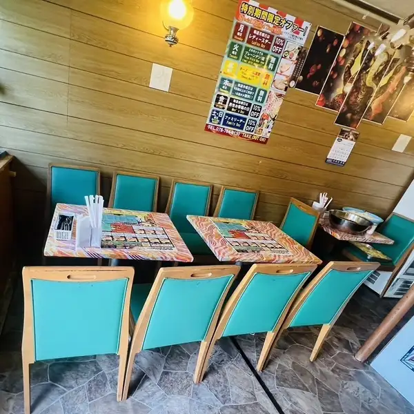 【ご家族連れや普段使いにぴったり!】清潔感のある明るい店内は、お一人様のランチ利用からグループでのディナーまで幅広く活躍します!焼きたてのふっくらモチモチナンと深みのあるスパイスカレーは一度食べたら病みつきに。春日野道でのランチや日常のお食事に、ぜひお立ち寄りください。