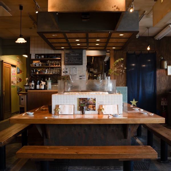 カウンター席では、目の前で焼鳥を焼く所が見れます。