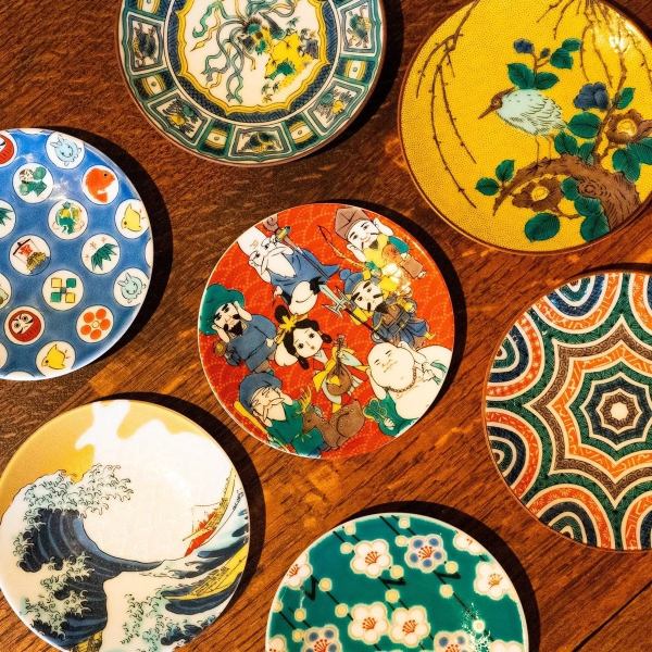 こだわりのお皿や箸置きなどで華やかな食事を提供!