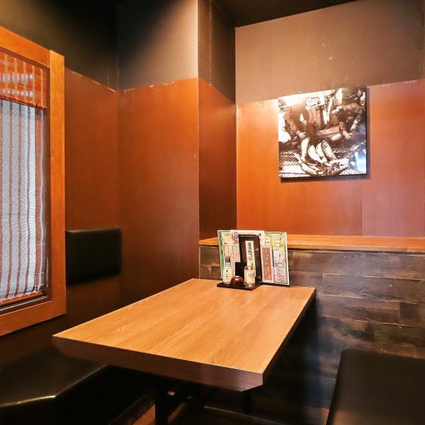 落ち着ける雰囲気のテーブル席。少人数でのご利用も◎美味しいお料理をくつろぎの空間で…