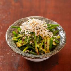 Small sardine and green onion salad