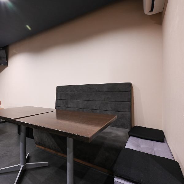 BOX席は3～5名でゆったりとくつろげる配置になっており、周囲を気にせず会話を楽しめる空間設計。友人同士の飲み会や女子会、会社仲間との食事など幅広いシーンに対応可能です。適度な距離感と落ち着いた雰囲気で、長時間の利用でも快適に過ごせます。