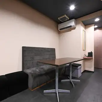 3～5名でゆったり利用できるテーブル席は、飲み会や女子会、会社仲間との集まりにも最適。程よい距離感で会話が弾み、カラオケも楽しめるため宴会や二次会利用にもおすすめです。