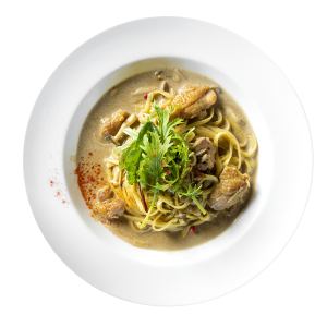 ブランド鶏とポルチーニ茸の濃厚クリームソース