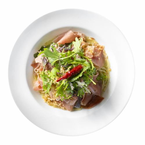 【人気No1】生ハムとルッコラのペペロンチーノ サラダ仕立て