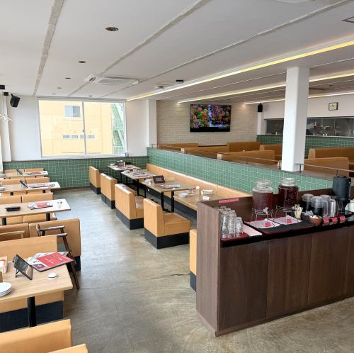 全席オーシャンビュー!おしゃれな広々空間の店内♪