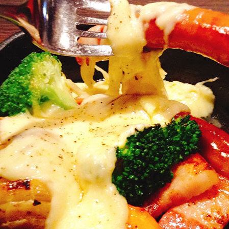 厚切りベーコンと焼き野菜のラクレット