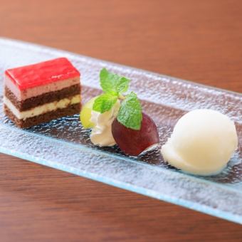 For a girls' night out or with colleagues, the 120-minute all-you-can-drink course with dessert is 5,000 yen (tax included)