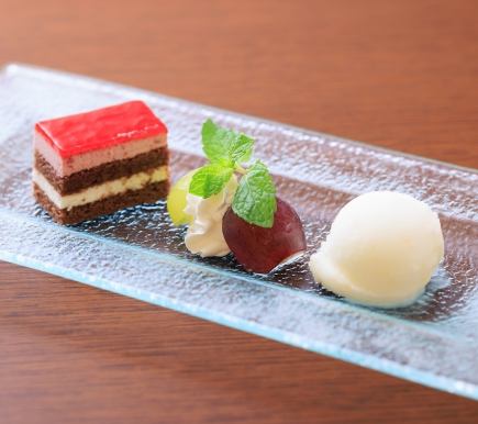 For a girls' night out or with colleagues, the 120-minute all-you-can-drink course with dessert is 5,000 yen (tax included)