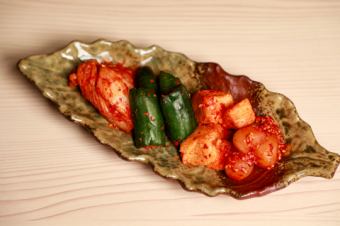 Yahobijin's special kimchi platter