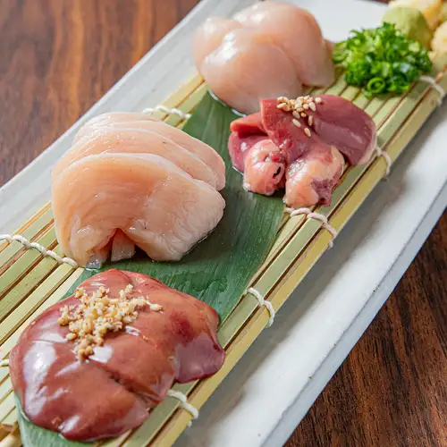 【鮮度抜群】朝引き鶏を贅沢に使用!新鮮だからこそ味わえる極上の旨みと弾力を楽しむ自慢の「鳥刺し」