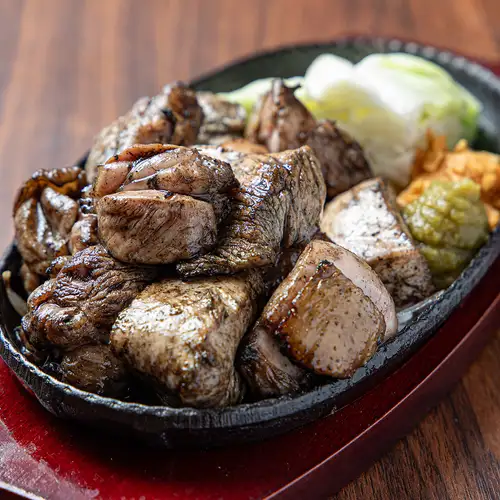 【絶妙な火入れ】職人技で焼き上げる!炭火の香ばしさと溢れる肉汁がたまらない、こだわりの「炭火焼き」