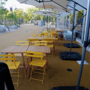 晴れた日はペットを連れていけるテラス席でお昼から一杯