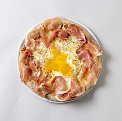 生ハム・向原農園半熟卵がやみつきになるほど美味しい「ビスマルク」