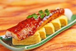 卷鳗鱼放在上面