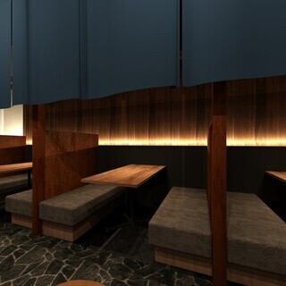 仕切りのあるブース席が、プライベート感を演出。ゆったりとしたソファ席で、女子会や親しい友人との語らいにぴったり。広々としたテーブル席が並び、開放感たっぷりの店内でごゆっくりとお過ごしください♪