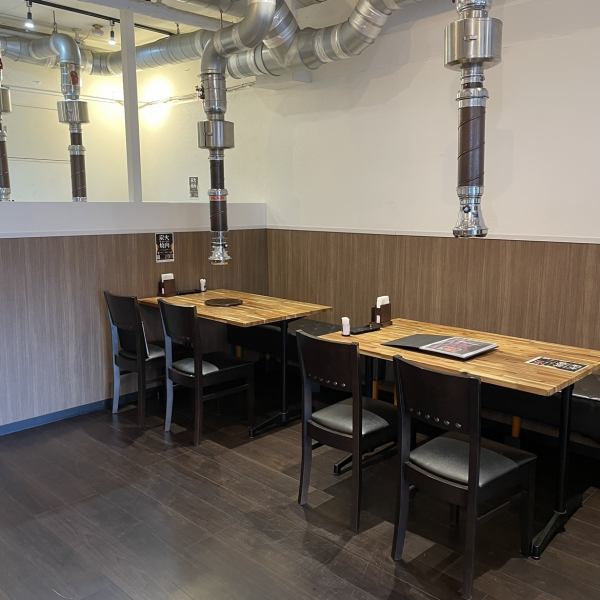 店内は明るく清潔感を重視した空間デザインで、訪れるたびに心地よさを感じていただけるよう工夫されています。壁やインテリアには温かみのある素材を使用し、モダンな雰囲気と落ち着きのある空間を演出。広々としたテーブル席やソファ席も完備しており、プライベート感を大切にした作りになっています。