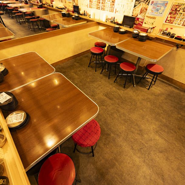 梅田駅から徒歩５分、東通りをまっすぐ行くと左側に堂山食堂本店ございます。徒歩30秒先には別館もあります♪元気なスタッフが皆さまをお迎えし、楽しいひとときを演出します。大衆居酒屋の雰囲気を楽しんで頂けます。本店は喫煙可能となっておりますので、おタバコをお吸いになられる方は是非ご利用下さい♪