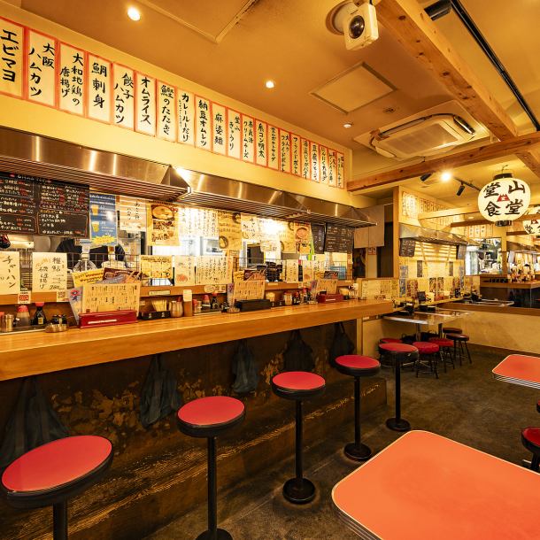 お一人様から、小人数宴会、デート、女子会、大宴会どのシーンでも使って頂きやすいお店となっております。大衆居酒屋の雰囲気でお酒が進む事、間違いありません♪堂山食堂では、単品料理の種類が豊富♪本館限定メニューも多数ご用意あります！貸し切りは40名様～50名様まで可能。お店の貸し切りの場合、お得なクーポンも♪