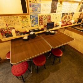 こちらのお席は２名～３名様席をつなげて、５名～８名様まで可能となっております。本店では、VIP食べ飲み放題コースのもございます♪VIP食べ飲み放題コースは、本店メニュー全商品食べ放題可能♪２時間4,480円(税込)、３時間5,480円(税込)ご用意致しております！３時間コースは会社宴会にお勧めのコースとなっております！