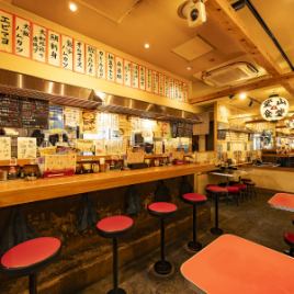 店内はお一人様でも、小人数飲み会も可能な店舗となっております。本店は他の系列店と違って、デザートの種類が他の店舗とは違います♪是非、一度本店で本店限定メニューをお楽しみ下さい♪#大阪＃梅田＃食べ飲み放題＃飲み放題＃宴会＃昼飲み＃ハムカツ＃居酒屋#大阪＃梅田＃食べ飲み放題＃飲み放題＃宴会＃昼飲み