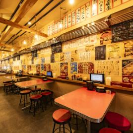 店内貸し切り可能となっております。(金・土除く)店内貸し切り最小30名様～50名様まで可能となっております。店内全席喫煙可能となっておりますので、宴会にぴったりのお店となっております。食べ飲み放題が２時間3,480円(税込)～ご利用頂けます！100種種類以上の品数が食べ飲み放題♪#大阪＃梅田＃食べ飲み放題＃飲み放題