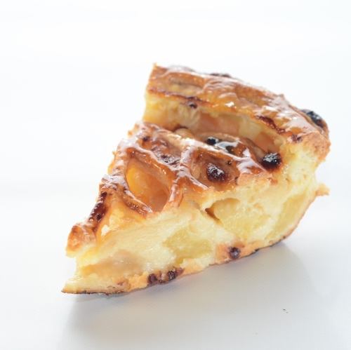 Custard-filled apple pie