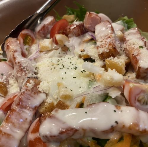 ベーコンと温玉のシーザーサラダ