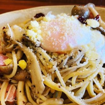 キノコと温玉のカチョエペペ