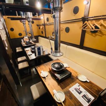 12名程度のご宴会ならテーブル席もOK！