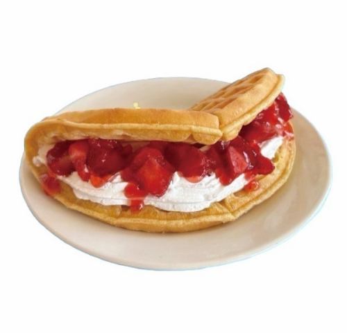 草莓华夫饼三明治