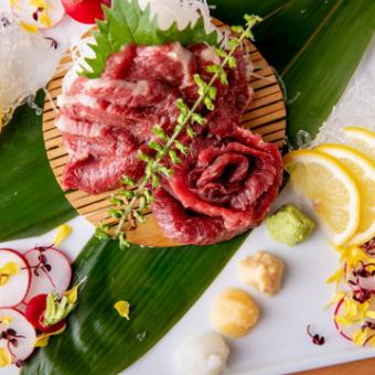 Directly delivered from the home of Kumamoto! Top lean meat, a favorite of many horse sashimi fans across the country ♪ Loin and cherry meat yukhoe are also available ♪