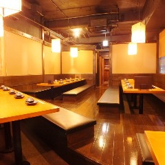 団体忘年会のお客様もお任せ下さい♪週に3回のペースで30名～50名の宴会予約を頂いております。大人気の大広間のお席♪最大55名様までOKの掘りごたつお席完備！貸切宴会もOK♪窓側席は大人気の為、ご予約必須！ご予約多数の為、早めのご予約をおすすめしております。お気軽にお問い合わせ下さい♪042-707-0070