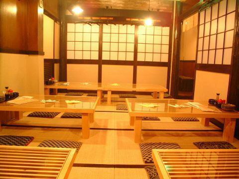 私人房间（zashiki）最多可容纳32人。它可以是一个私人房间，可容纳24人和10人（带隔板）。