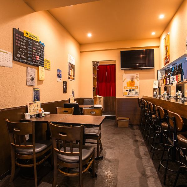 ふらっと立ち寄れる気軽さが魅力の当店！落ち着いた雰囲気の店内は、少人数での飲み会にぴったりです！周りを気にせず、ゆっくりと会話や料理を愉しみたい方に最適◎。肩肘張らずに過ごせる空間で、心ゆくまでリラックスした時間をお過ごしください。